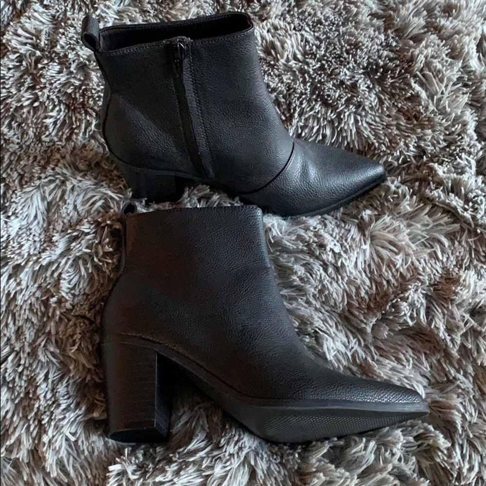 LIKE NEW OLD NAVY BLACK BOOTIE